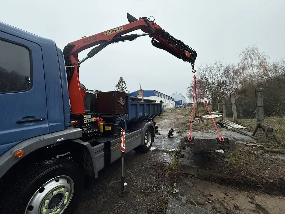 Atego s hydraulickou rukou při manipulaci na stavbě
