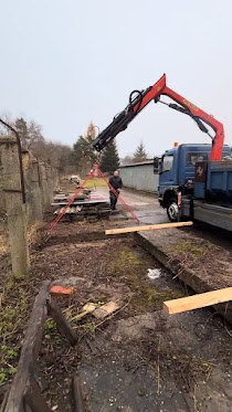 Atego s hydraulickou rukou při manipulaci na stavbě