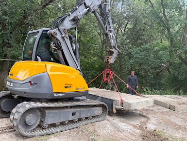Mecalac při manipulaci se železobetonovým panelem