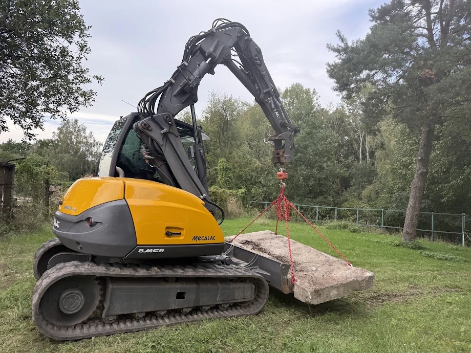Mecalac při manipulaci se železobetonovým panelem