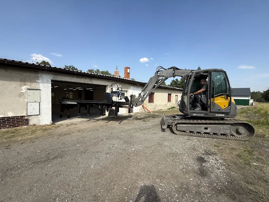 Mecalac 8MCR při manipulaci s dlouhým břemenem